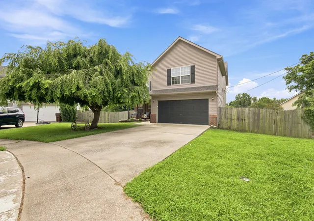 Photo 2 of Single family home for sale at 404 E Ridge Dr, Nicholasville, KY 40356 | MLS# 26019901 | Listing updated on 2026-10-05