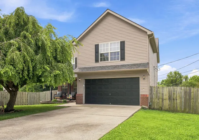 Photo 3 of Single family home for sale at 404 E Ridge Dr, Nicholasville, KY 40356 | MLS# 26019901 | Listing updated on 2026-10-05