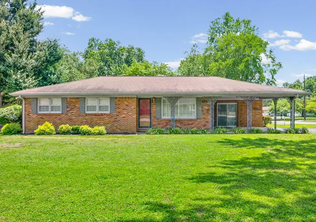 Photo 1 of Single family home for sale at 301 Donna Dr, Hopkinsville, KY 42240 | MLS# 26018770 | Listing updated on 2026-09-10