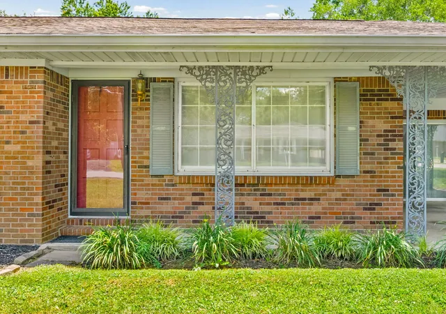 Photo 2 of Single family home for sale at 301 Donna Dr, Hopkinsville, KY 42240 | MLS# 26018770 | Listing updated on 2026-09-10
