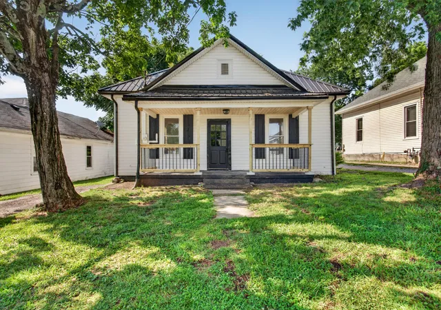 Photo 1 of Single family home for sale at 1220 W Walnut St, Danville, KY 40422 | MLS# 26018956 | Listing updated on 2026-09-24
