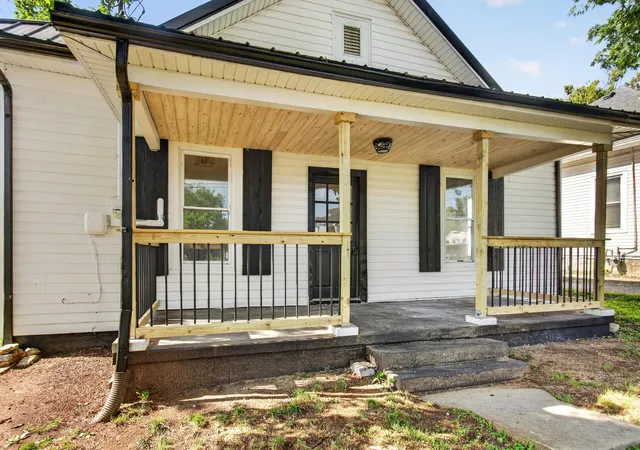 Photo 2 of Single family home for sale at 1220 W Walnut St, Danville, KY 40422 | MLS# 26018956 | Listing updated on 2026-09-24