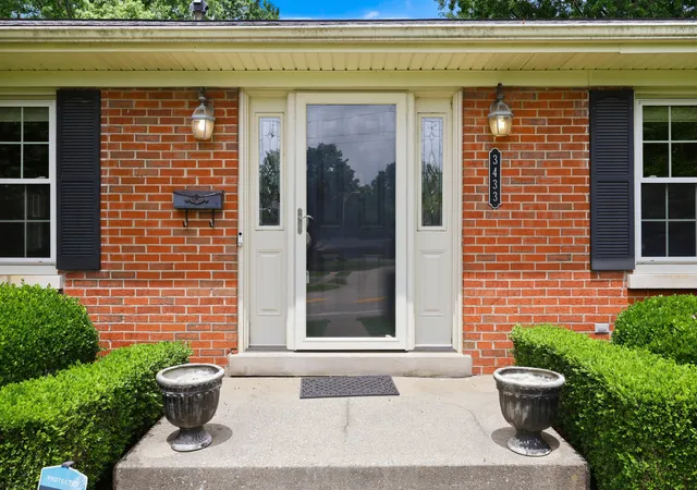 Photo 3 of Sale Pending at 3433 Lansdowne Dr, Lexington, KY 40517 | MLS# 26018837 | Listing updated on 2026-08-03