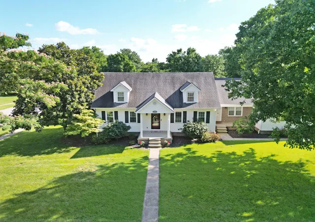 Photo 2 of Sale Pending at 200 W Fairway Dr, Nicholasville, KY 40356 | MLS# 26018929 | Listing updated on 2026-09-08