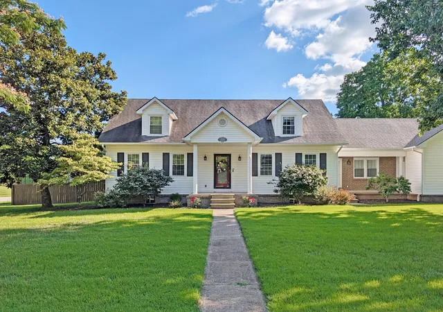 Photo 3 of Sale Pending at 200 W Fairway Dr, Nicholasville, KY 40356 | MLS# 26018929 | Listing updated on 2026-09-08