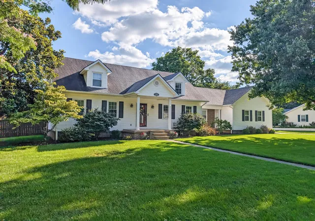 Photo 3 of Sale Pending at 200 W Fairway Dr, Nicholasville, KY 40356 | MLS# 26018929 | Listing updated on 2026-09-08