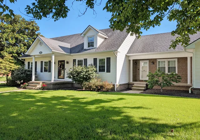 Photo 4 of Sale Pending at 200 W Fairway Dr, Nicholasville, KY 40356 | MLS# 26018929 | Listing updated on 2026-09-08