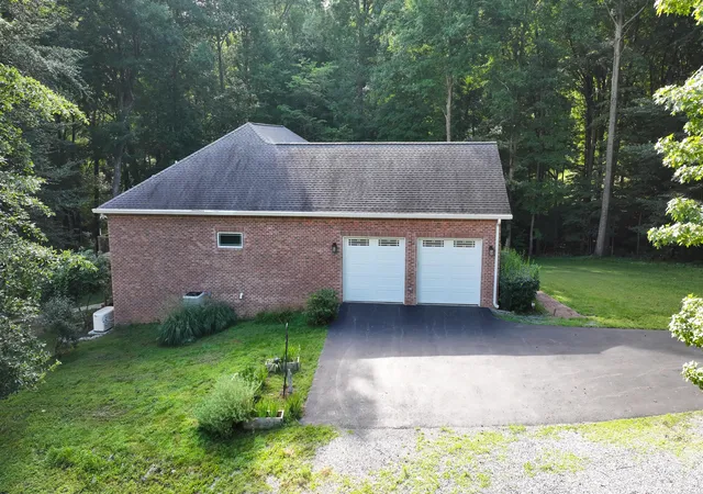 Photo 3 of Single family home for sale at 172 Periwinkle Hl Rd, Cadiz, KY 42211 | MLS# 26019000 | Listing updated on 2026-07-27