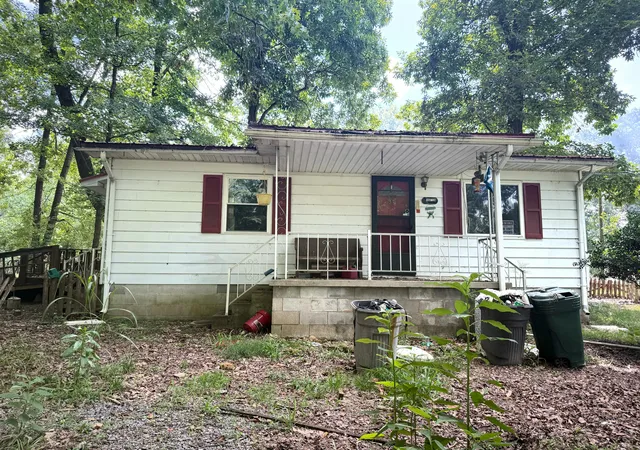 Photo 1 of Single family home for sale at 403 Woodland Dr, Cadiz, KY 42211 | MLS# 26018921 | Listing updated on 2026-08-27