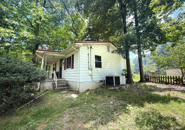 Photo 2 of Single family home for sale at 403 Woodland Dr, Cadiz, KY 42211 | MLS# 26018921 | Listing updated on 2026-08-27