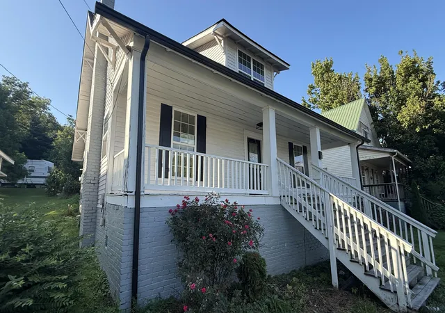 Photo 2 of Single family home for sale at 423 4th Street, Ravenna, KY 40472 | MLS# 26022415 | Listing updated on 2026-09-24