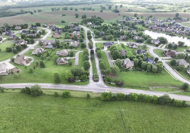 Photo 3 of Sale Pending at 102 Royal Oak Dr, Winchester, KY 40391 | MLS# 26018949 | Listing updated on 2026-10-07