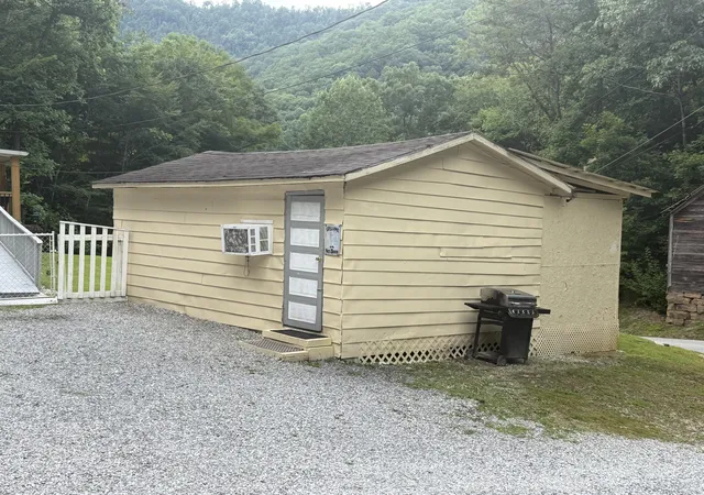 Photo 3 of Single family home for sale at 60 Beech Grv Ln, Harlan, KY 40831 | MLS# 26019053 | Listing updated on 2026-07-18