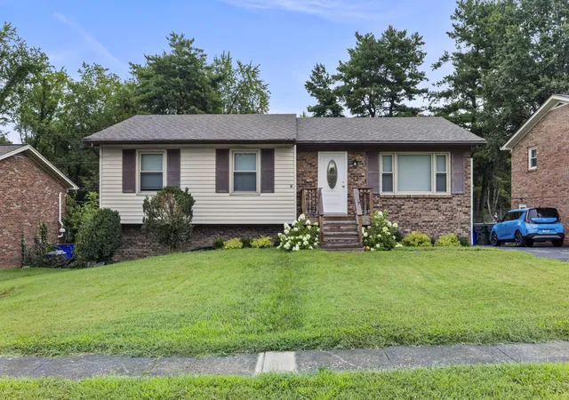 Photo 1 of Single family home for sale at 423 Monticello Blvd, Lexington, KY 40503 | MLS# 26019151 | Listing updated on 2026-09-06