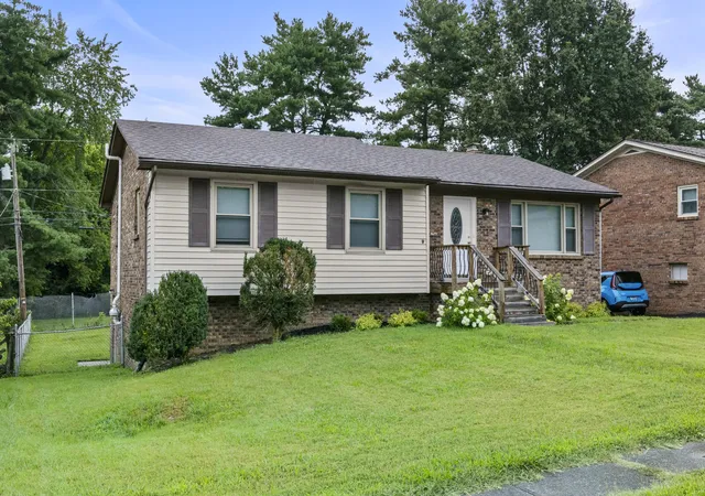Photo 2 of Single family home for sale at 423 Monticello Blvd, Lexington, KY 40503 | MLS# 26019151 | Listing updated on 2026-09-06