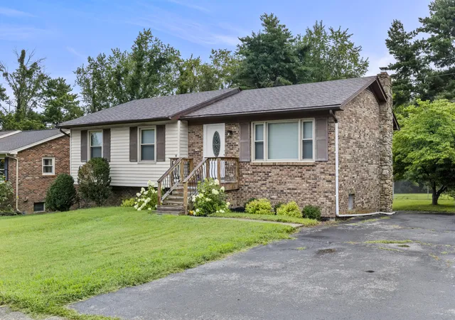Photo 3 of Single family home for sale at 423 Monticello Blvd, Lexington, KY 40503 | MLS# 26019151 | Listing updated on 2026-09-06