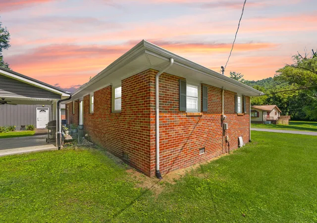 Photo 2 of Single family home for sale at 171 Clark Dr, Prestonsburg, KY 41653 | MLS# 26019028 | Listing updated on 2026-08-03