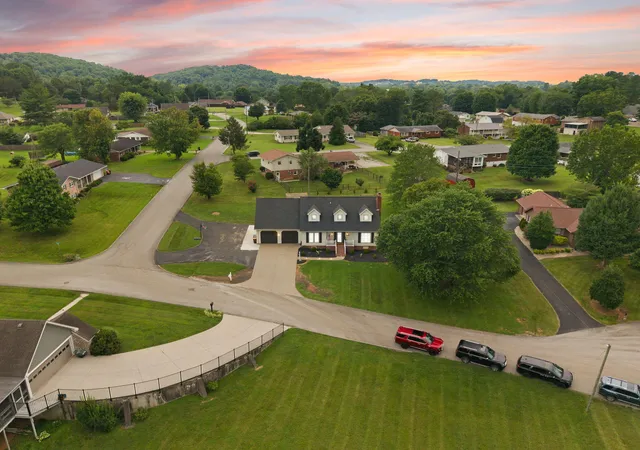 Photo 3 of Sale Pending at 111 S Maplewood Dr, Somerset, KY 42501 | MLS# 26019044 | Listing updated on 2026-09-19