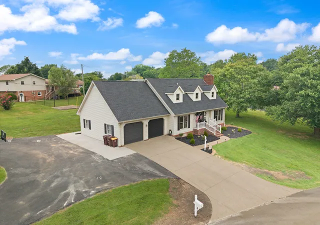 Photo 3 of Sale Pending at 111 S Maplewood Dr, Somerset, KY 42501 | MLS# 26019044 | Listing updated on 2026-09-19