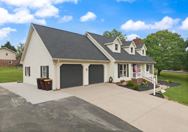 Photo 4 of Sale Pending at 111 S Maplewood Dr, Somerset, KY 42501 | MLS# 26019044 | Listing updated on 2026-09-19