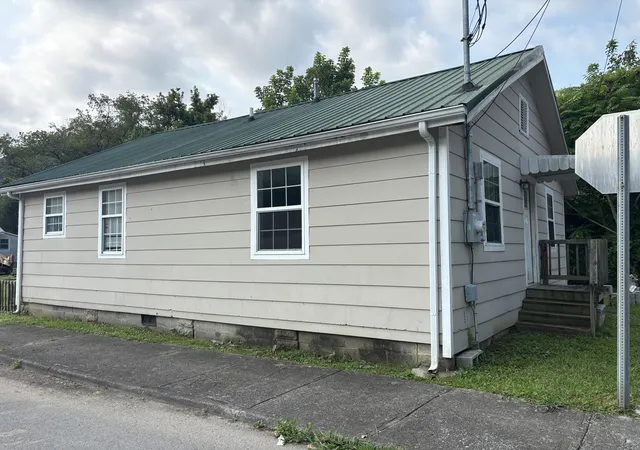 Photo 2 of Sale Pending at 306 3rd Street, Pineville, KY 40977 | MLS# 26019100 | Listing updated on 2026-09-13