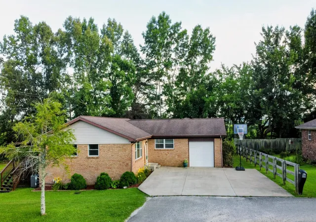 Photo 2 of Single family home for sale at 102 Shannon Sq, Corbin, KY 40701 | MLS# 26019256 | Listing updated on 2026-10-05