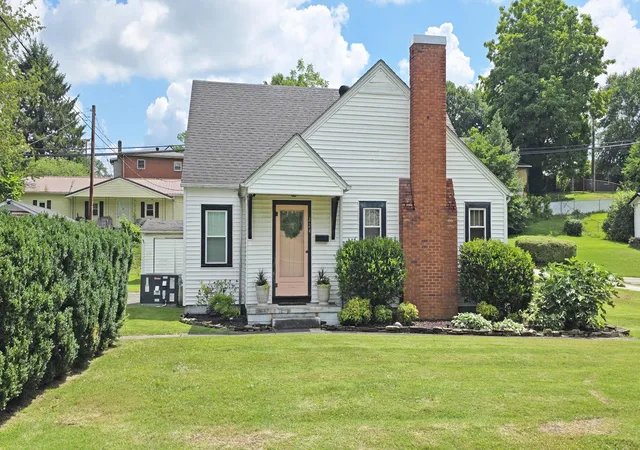 Single family home for sale at 224 S Mill St, London, KY 40741 | MLS# 26019268