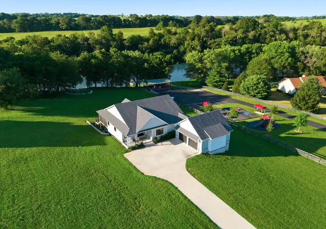 Photo 3 of Single family home for sale at 975 Lakeside Dr, Lancaster, KY 40444 | MLS# 26019169 | Listing updated on 2026-09-10