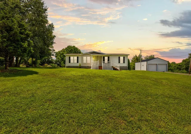 Photo 1 of Single family home for sale at 422 S Queen St, Mount Sterling, KY 40353 | MLS# 26019294 | Listing updated on 2026-09-14