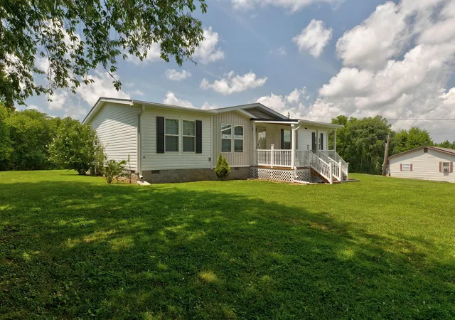 Photo 2 of Single family home for sale at 422 S Queen St, Mount Sterling, KY 40353 | MLS# 26019294 | Listing updated on 2026-09-14