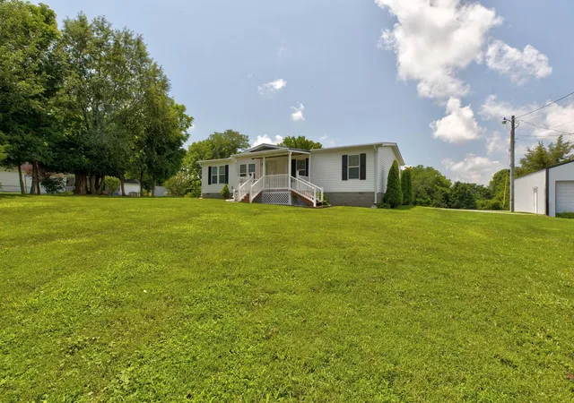 Photo 3 of Single family home for sale at 422 S Queen St, Mount Sterling, KY 40353 | MLS# 26019294 | Listing updated on 2026-09-14