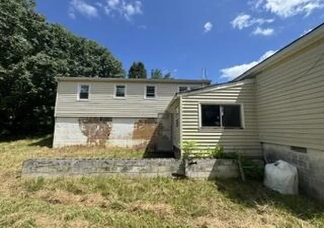 Photo 3 of Single family home for sale at 209 S Hill St, Grayson, KY 41143 | MLS# 26019665 | Listing updated on 2026-08-13