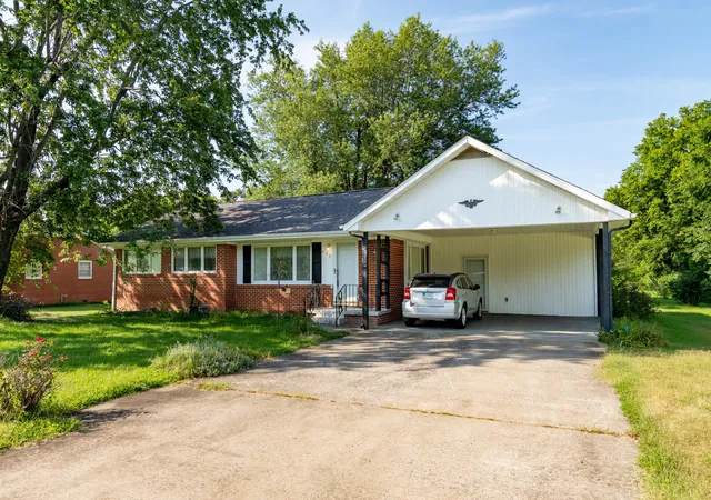 Photo 3 of Sale Pending at 236 Gilhaven Dr, Paducah, KY 42003 | MLS# 26019516 | Listing updated on 2026-08-11