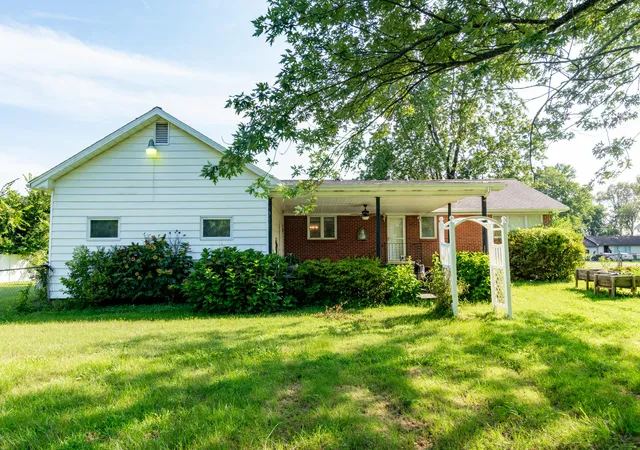 Photo 3 of Sale Pending at 236 Gilhaven Dr, Paducah, KY 42003 | MLS# 26019516 | Listing updated on 2026-08-11