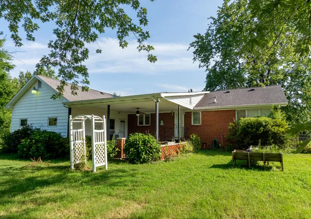 Photo 4 of Sale Pending at 236 Gilhaven Dr, Paducah, KY 42003 | MLS# 26019516 | Listing updated on 2026-08-11