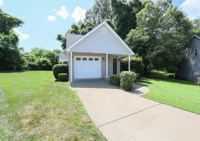 Photo 2 of Single family home for sale at 905 Stonebrook Ct, Paducah, KY 42003 | MLS# 26019464 | Listing updated on 2026-08-31