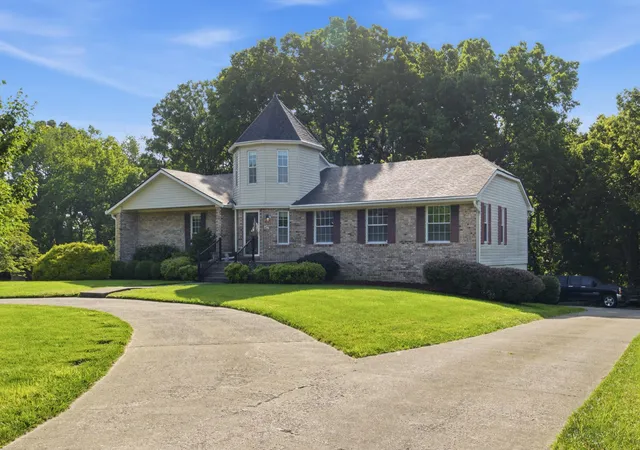 Photo 3 of Sale Pending at 47 Woodbriar Ct, Nicholasville, KY 40356 | MLS# 26019258 | Listing updated on 2026-10-03