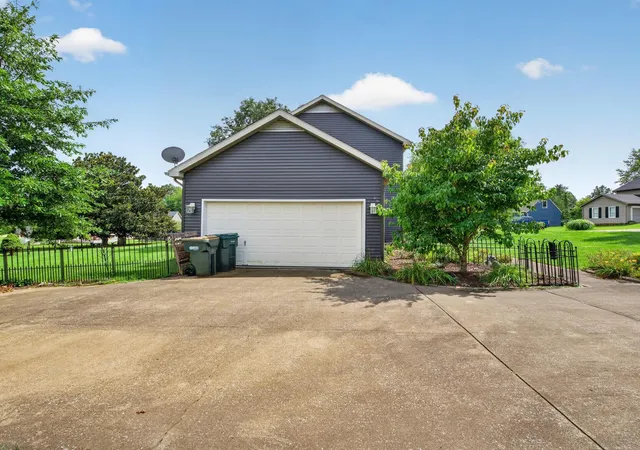 Photo 4 of Single family home for sale at 1013 Ballard Ln, Madisonville, KY 42431 | MLS# 26019275 | Listing updated on 2026-07-31