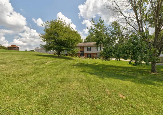 Photo 2 of Single family home for sale at 1510 Fogg Pike, Mt Sterling, KY 40353 | MLS# 26023620 | Listing updated on 2026-08-31
