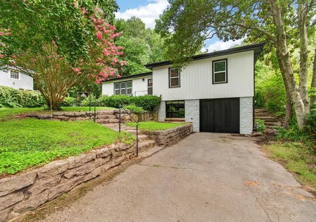 Photo 1 of Single family home for sale at 703 East Dr, Danville, KY 40422 | MLS# 26019372 | Listing updated on 2026-09-28