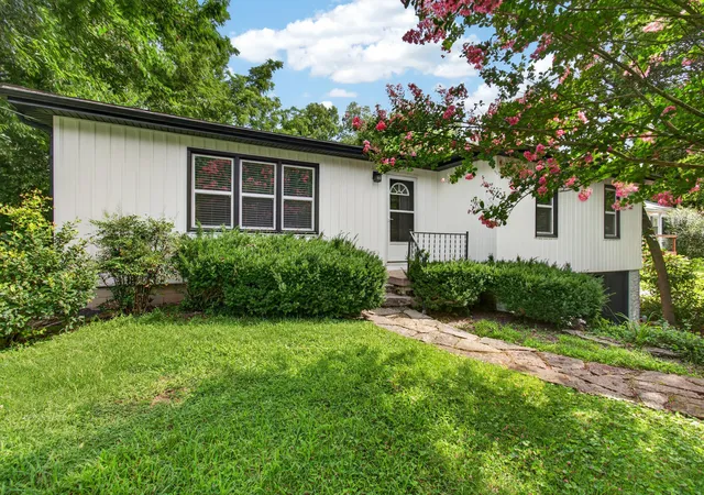 Photo 2 of Single family home for sale at 703 East Dr, Danville, KY 40422 | MLS# 26019372 | Listing updated on 2026-09-28