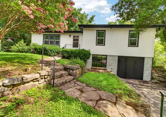 Photo 3 of Single family home for sale at 703 East Dr, Danville, KY 40422 | MLS# 26019372 | Listing updated on 2026-09-28