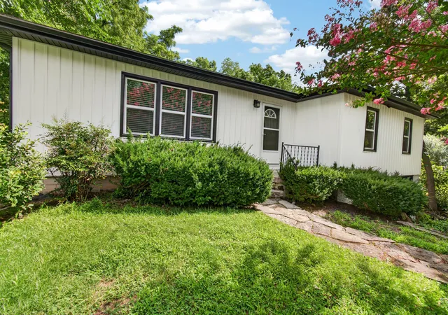 Photo 3 of Single family home for sale at 703 East Dr, Danville, KY 40422 | MLS# 26019372 | Listing updated on 2026-09-28