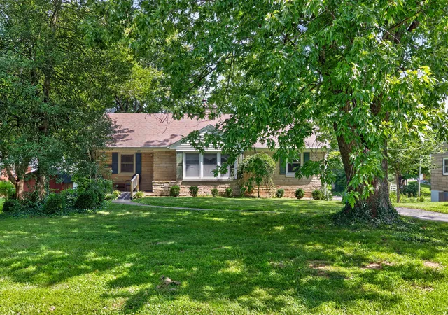 Photo 1 of Single family home for sale at 805 Sunset Dr, Danville, KY 40422 | MLS# 26019379 | Listing updated on 2026-10-08