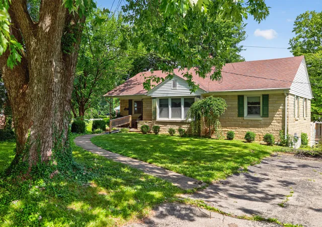 Photo 3 of Single family home for sale at 805 Sunset Dr, Danville, KY 40422 | MLS# 26019379 | Listing updated on 2026-10-08