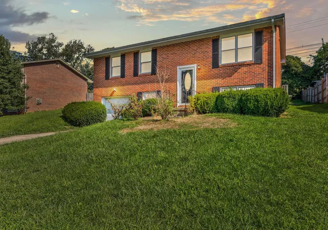 Photo 1 of Sale Pending at 904 Shoemoore Dr, Mt Sterling, KY 40353 | MLS# 26023212 | Listing updated on 2026-09-14