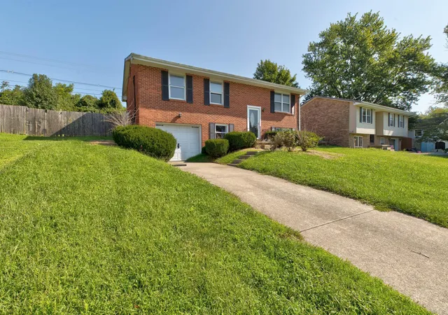 Photo 3 of Sale Pending at 904 Shoemoore Dr, Mt Sterling, KY 40353 | MLS# 26023212 | Listing updated on 2026-09-14