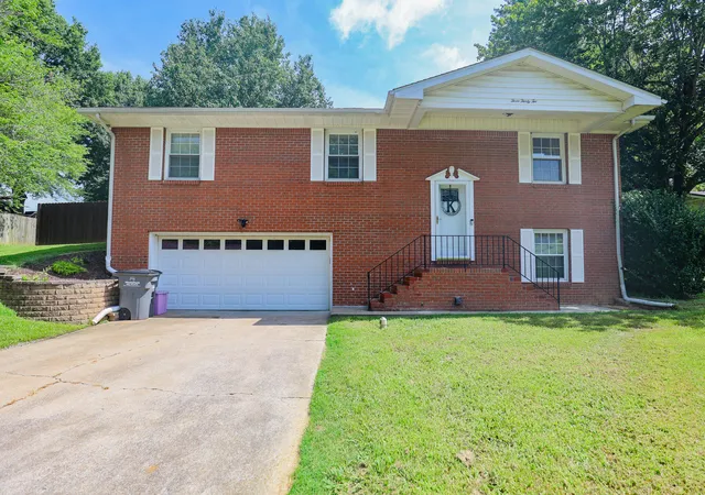 Photo 2 of Sale Pending at 332 Anita Dr, Paducah, KY 42003 | MLS# 26019571 | Listing updated on 2026-09-02