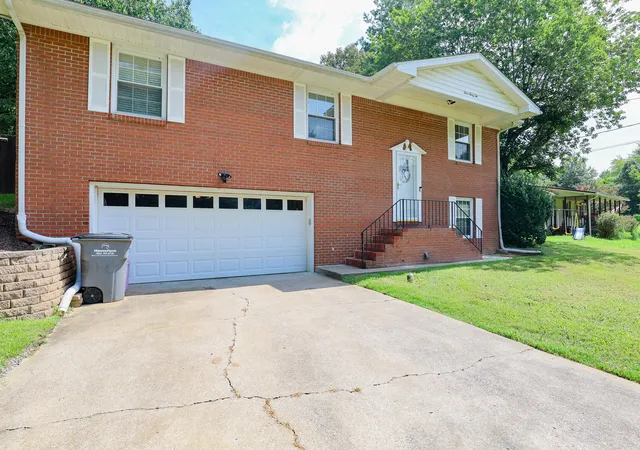 Photo 3 of Sale Pending at 332 Anita Dr, Paducah, KY 42003 | MLS# 26019571 | Listing updated on 2026-09-15