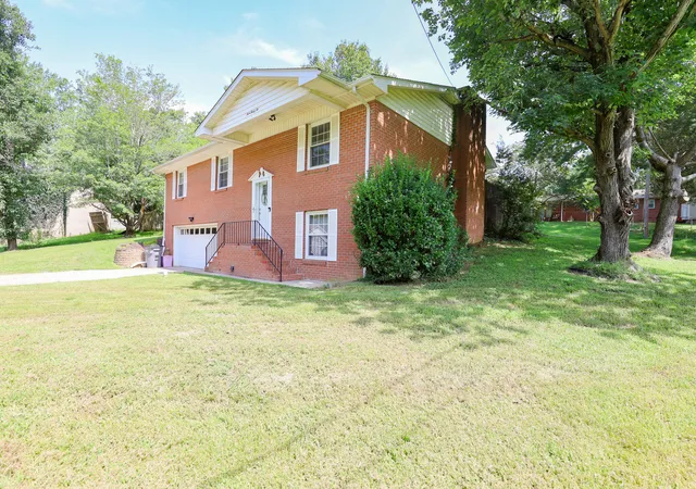 Photo 3 of Sale Pending at 332 Anita Dr, Paducah, KY 42003 | MLS# 26019571 | Listing updated on 2026-09-15